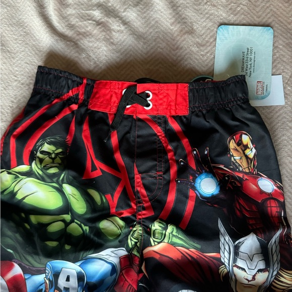 NWT Marvel boys swim trunks - size 7 - Picture 6 of 7